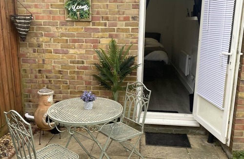 Hillingdon East Apartment | 1 Bed Studio - Sleeps 2 - Smoking - Parking - Wifi