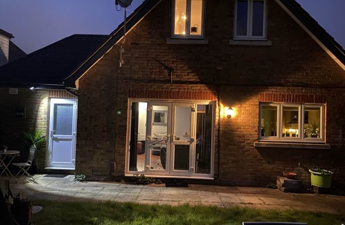 Hillingdon East Apartment | 1 Bed Studio - Sleeps 2 - Smoking - Parking - Wifi