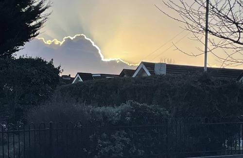 Hillingdon East Apartment | 1 Bed Studio - Sleeps 2 - Smoking - Parking - Wifi