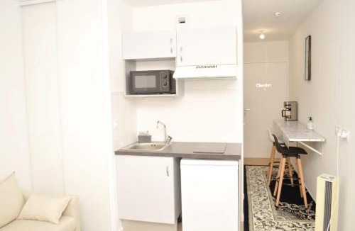Bobigny Apartment | 1 Bed Studio Sleeps 2 - Pets Ok - Tv & WiFi