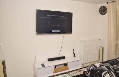 Bobigny Apartment | 1 Bed Studio Sleeps 2 - Pets Ok - Tv & WiFi