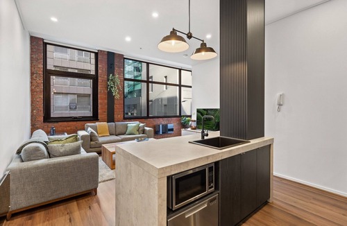 Melbourne Central Business District Apartment | 1-Bed Warehouse Conversion in Melbourne CBD