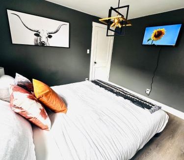 Russell House | 1 Bed1 Bath Condo wKitchenLR-Sleeps up to 4PP