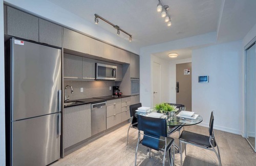 Toronto Entertainment District Apartment | 1 Bedroom/1 Bathroom Suite
