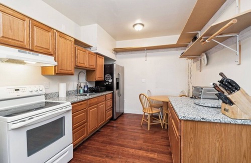 Parkville Apartment | 1 bedroom, 1 full bath shower, double vanity, full kitchen, eat in kitchen, deck