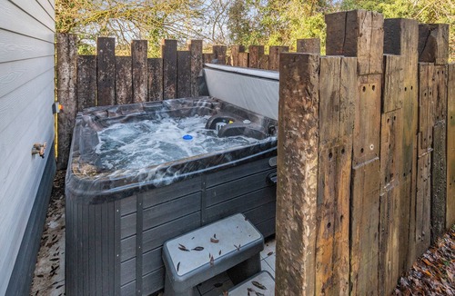 Great Coxwell Ski Chalet | 1 bedroom accommodation in Faringdon