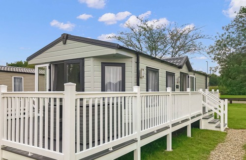Hoddesdon Ski Chalet | 1 bedroom accommodation in Hoddesdon