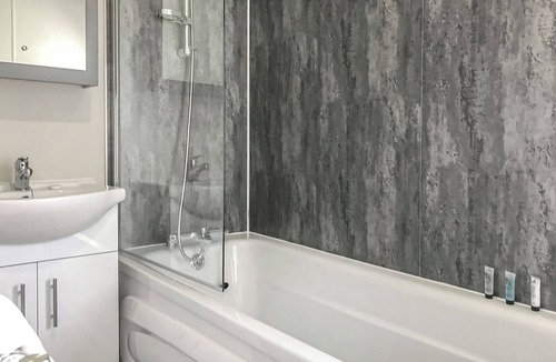 Hoddesdon Ski Chalet | 1 bedroom accommodation in Hoddesdon