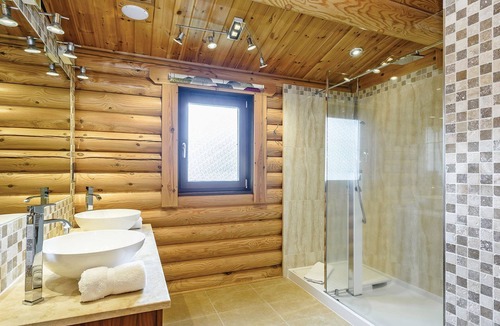 Weybread Cabin | 1 bedroom accommodation in Weybread, Diss