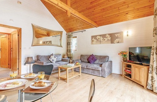 Tilford Cabin | 1 bedroom accommodation in Tilford, Farnham