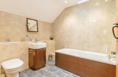 Tilford Cabin | 1 bedroom accommodation in Tilford, Farnham