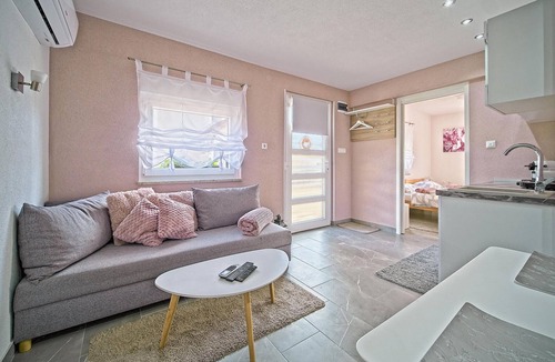 Licko Lesce House | 1 bedroom amazing home in Licko Lesce