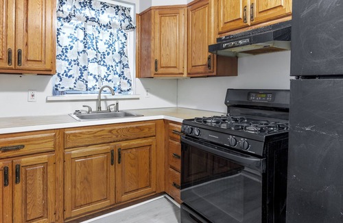 Ogontz Campus Apartment | 1-bedroom apartment close-by walk friendly park