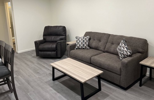 Bedford Apartment | 1 Bedroom Apartment, 30 min to Assembly Hall & Memorial Stadium.