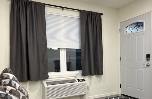 Bedford Apartment | 1 Bedroom Apartment, 30 min to Assembly Hall & Memorial Stadium.