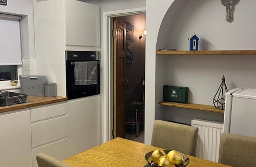 Hythe Apartment | 1-bedroom Apartment Sleeps 4, Parking
