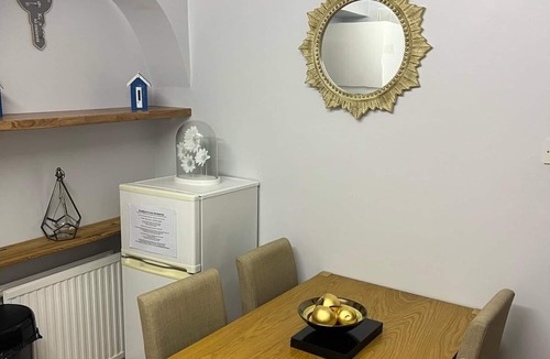 Hythe Apartment | 1-bedroom Apartment Sleeps 4, Parking