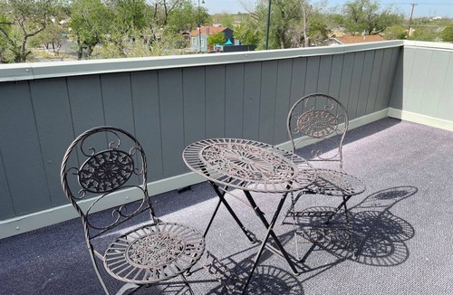 Victory Hills Apartment | 1 Bedroom Apartment near UNM, Nob Hill and downtown.