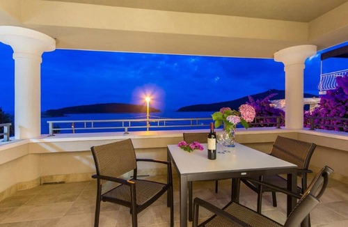 Molunat Apartment | 1 bedroom beach front apartment in Molunat