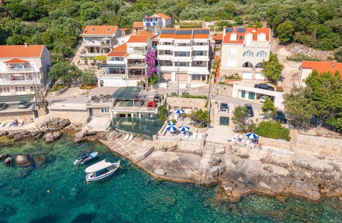 Molunat Apartment | 1 bedroom beach front apartment in Molunat