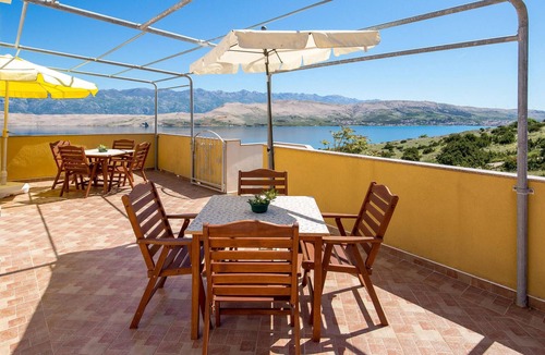 Bosana Apartment | 1 bedroom beach front apartment in Bosana