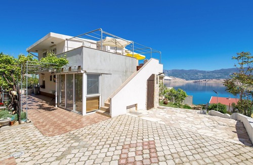 Bosana Apartment | 1 bedroom beach front apartment in Bosana