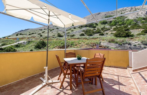 Bosana Apartment | 1 bedroom beach front apartment in Bosana