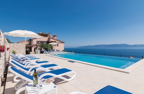 Ravni Apartment | 1 bedroom beach front apartment in Labin