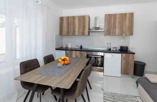 Ploce House | 1 bedroom beach front home in Rogotin