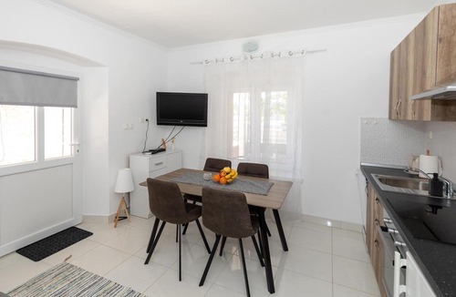 Ploce House | 1 bedroom beach front home in Rogotin