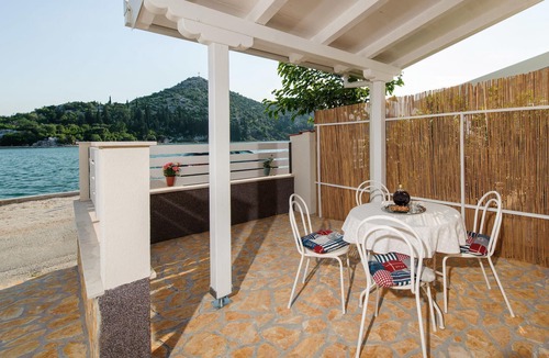 Ploce House | 1 bedroom beach front home in Rogotin
