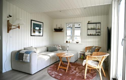 Grønninghoved Strand House | 1 Bedroom Beautiful Home In Sjølund