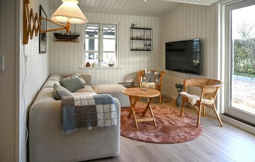 Grønninghoved Strand House | 1 Bedroom Beautiful Home In Sjølund