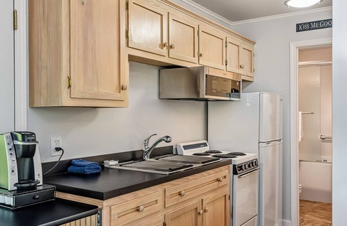 Eureka Springs Historic District Cabin | 1 Bedroom Cabin In The Woods, Private Covered Porch, Jacuzzi, Kitchen & Hot Tub!