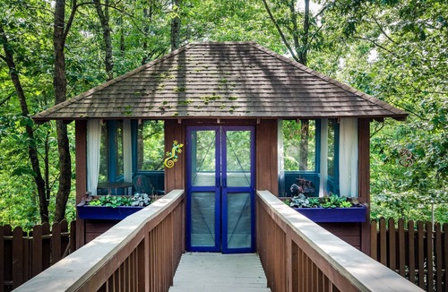 Eureka Springs Historic District Cabin | 1 Bedroom Cabin In The Woods, Covered Porch, Jacuzzi, Kitchen & Hot Tub.