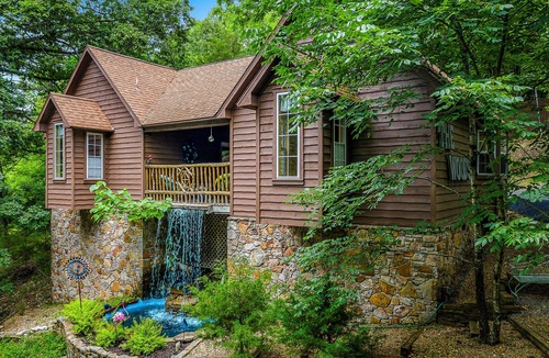 Eureka Springs Historic District Cabin | 1 Bedroom Cabin In The Woods, Covered Porch, Jacuzzi, Kitchenette and Hot Tub.