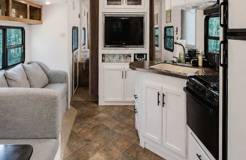 Carling House | 1-bedroom Camper Trailer Cottage #3