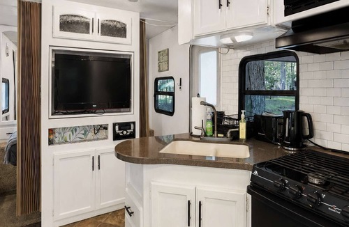 Carling House | 1-bedroom Camper Trailer Cottage #3