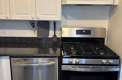 Algiers Point Condo | 1-bedroom condo, small 8-unit building. On-site gated parking free washer/dryer