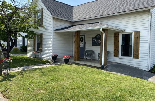 Jefferson City Cottage | 1 bedroom cozy cottage loft with free parking on premises