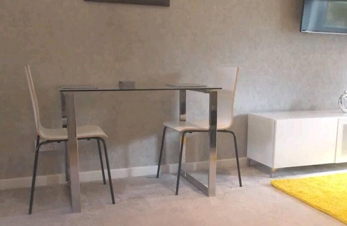 Hamilton Apartment | 1 bedroom flat in Hamilton with private parking