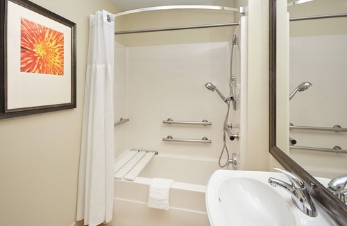 Glenview Condo | 1 Bedroom | Free Breakfast Buffet, Indoor Pool