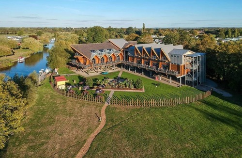 Tiddington Ski Chalet | 1 bedroom accommodation in Stratford-upon-Avon