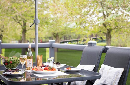 Tiddington Ski Chalet | 1 bedroom accommodation in Stratford-upon-Avon