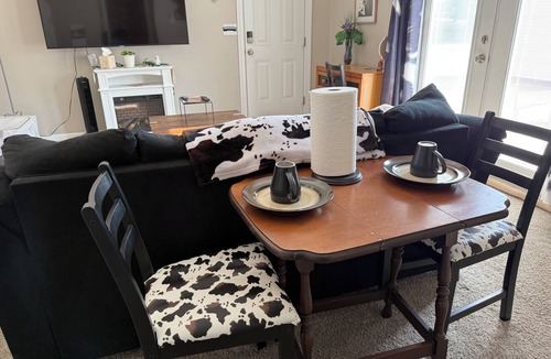 Chesterfield House | 1-Bedroom Guesthouse with a private entrance, Patio, & Parking
