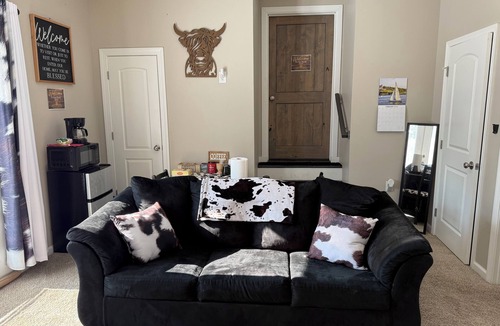 Chesterfield House | 1-Bedroom Guesthouse with a private entrance, Patio, & Parking