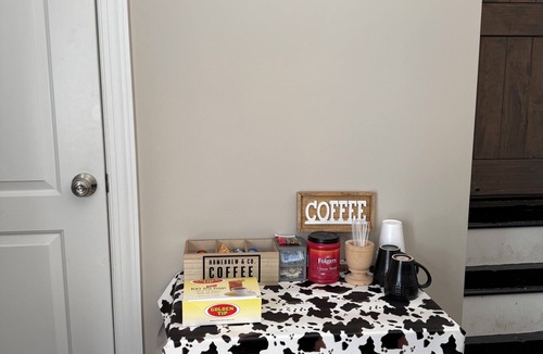 Chesterfield House | 1-Bedroom Guesthouse with a private entrance, Patio, & Parking