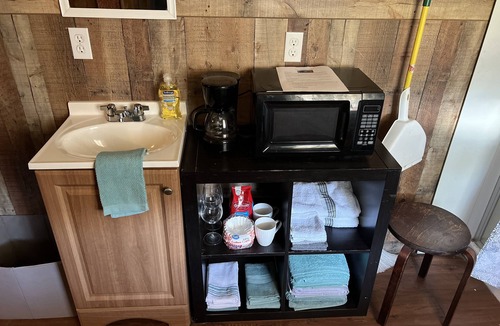 Lampasas Cabin | 1 Bedroom Hill Country Cabin