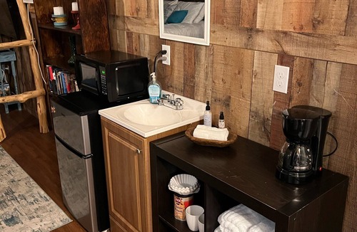 Lampasas Cabin | 1 Bedroom Hill Country Cabin