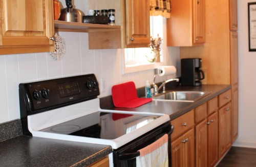 Kent Cottage | 1 Bedroom house and yard w/partial lakeview between Niagara Falls and Rochester